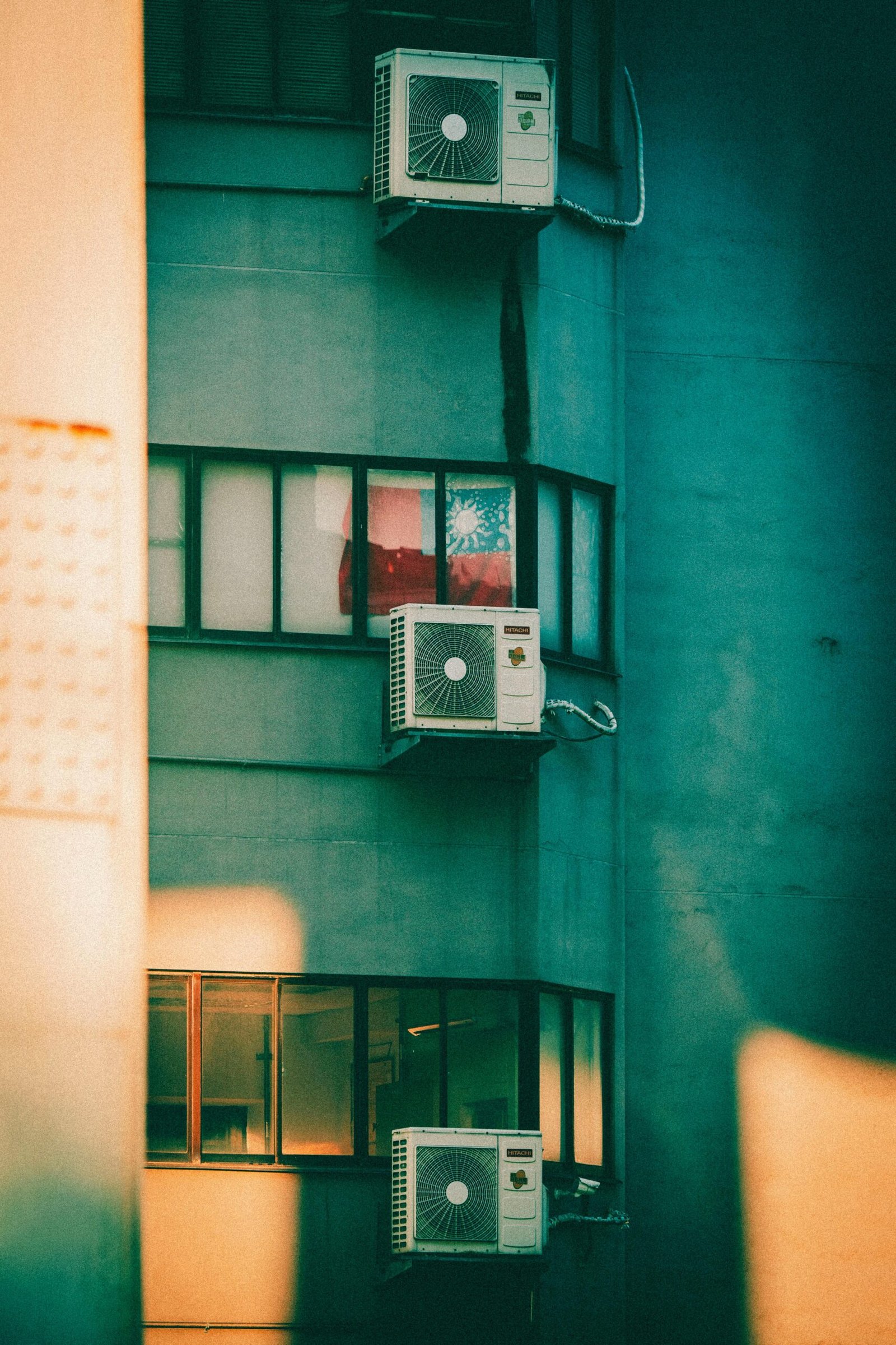 Solusi Mata Kering Hindari Paparan AC dan Angin