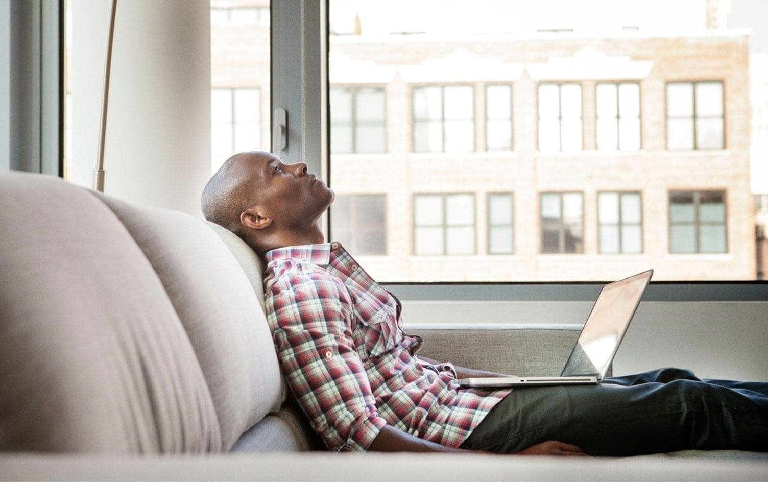 Gejala Mata Lelah Akibat Menatap Layar Digital Terlalu Lama