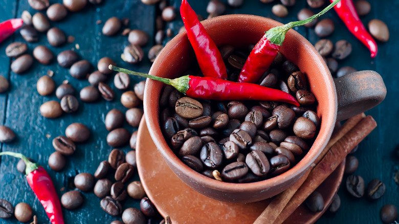 soluma bahaya sering makan pedas