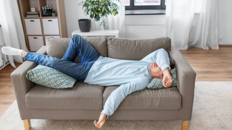 Awas! Gaya Hidup Minim Gerak Pemicu Utama Darah Tinggi pada Pekerja Kantoran