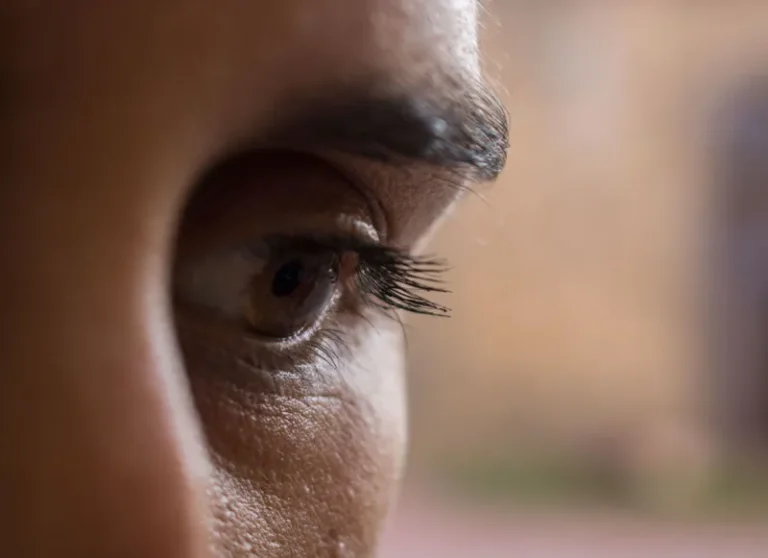 Mata Merah Sebelah vs Dua Mata Apa Bedanya