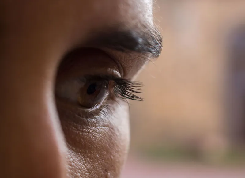 Mata Merah Sebelah vs Dua Mata Apa Bedanya