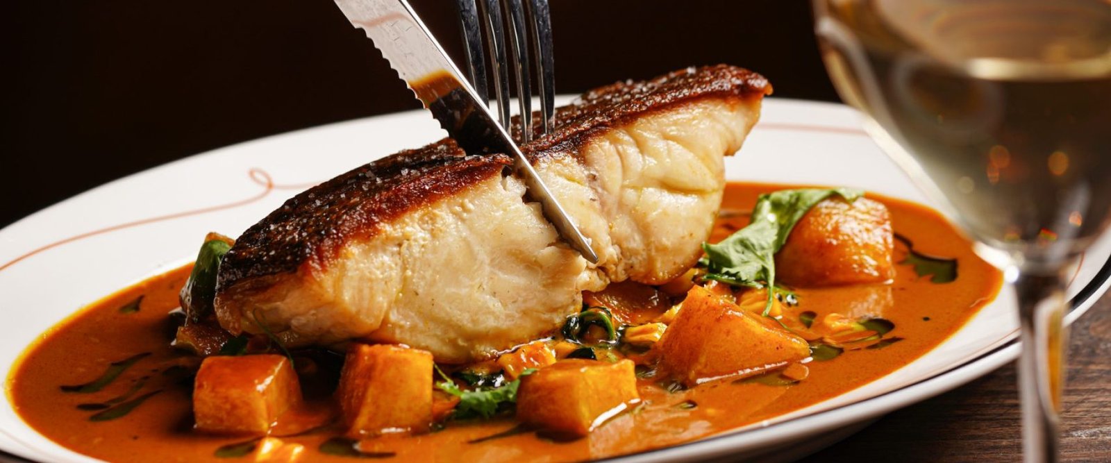 Benarkah Makan Sambil Minum Mengurangi Efektivitas Suplemen