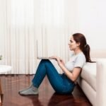 hemotera duduk di lantai dingin