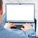 vertomen menaruh laptop di paha