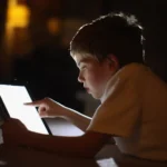 Dampak Gadget pada Mata Anak dan Solusinya