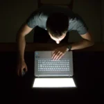 Mengatur Jarak Pandang dan Pencahayaan untuk Mengurangi Beban Mata