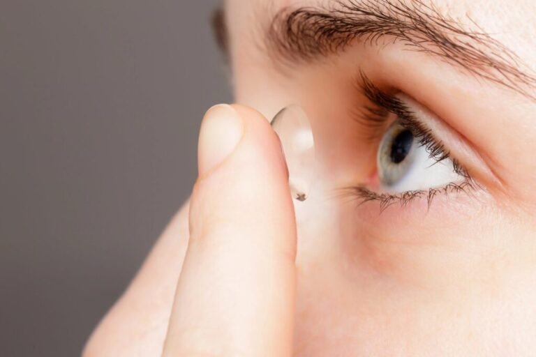 Panduan Memilih Softlens dan Hardlens yang Aman untuk Mata Minus