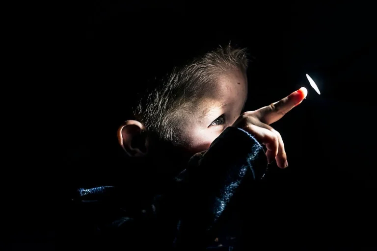 Tips Tetap Aman Beraktivitas di Kondisi Minim Cahaya dengan Suplemen Mata