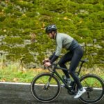 vertomen bersepeda memakai celana ketat